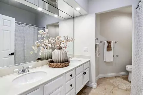 Bath - 4923 Amador Dr, Oceanside, CA 92056 photo 2 of 3