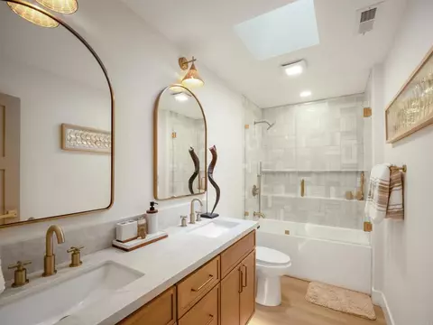 Bath - 3985 Syme Dr, Carlsbad, CA 92008 photo 4 of 5