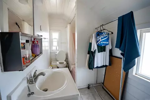 Bath - 467 W G St, Colton, CA 92324 photo 2 of 2