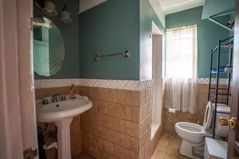 Bath - 467 W G St, Colton, CA 92324 photo 1 of 2