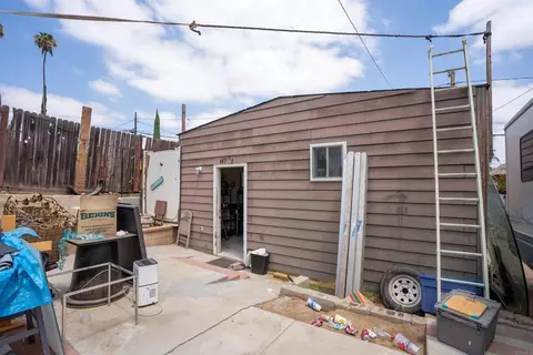 Exterior - 467 W G St, Colton, CA 92324 photo 4 of 6