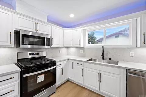 Kitchen - 13824 Powers Rd, Poway, CA 92064 photo 3 of 4