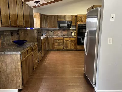 Kitchen - 18461 Santa Anita St, Tehachapi, CA 93561 photo 2 of 3