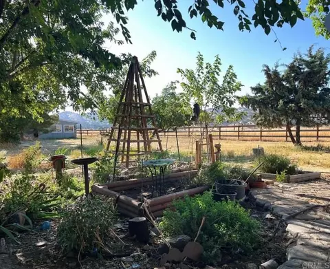 Exterior - 18461 Santa Anita St, Tehachapi, CA 93561 photo 2 of 6