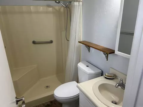 Bath - 18461 Santa Anita St, Tehachapi, CA 93561 photo 1 of 2