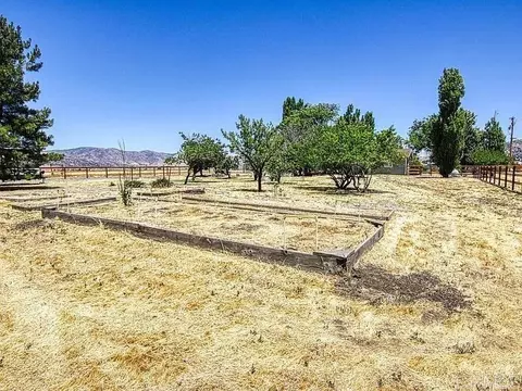 Exterior - 18461 Santa Anita St, Tehachapi, CA 93561 photo 4 of 6