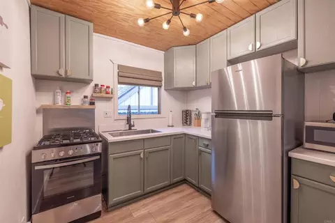 Kitchen - 271 Leonard Ln, Sugarloaf, CA 92386 photo 1 of 4