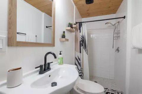 Bath - 271 Leonard Ln, Sugarloaf, CA 92386 photo 1 of 2