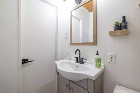 Bath - 271 Leonard Ln, Sugarloaf, CA 92386 photo 2 of 2