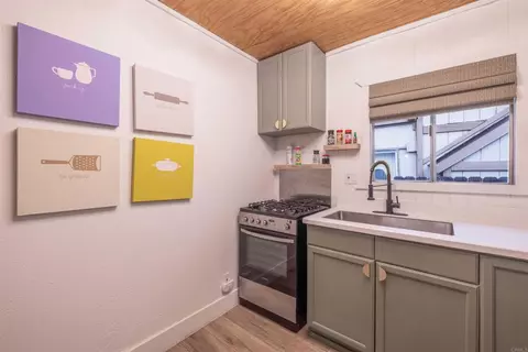 Kitchen - 271 Leonard Ln, Sugarloaf, CA 92386 photo 4 of 4