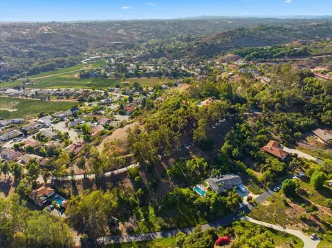 View/Area - 3830 Lake Garden Dr, Fallbrook, CA 92028 photo 10 of 12