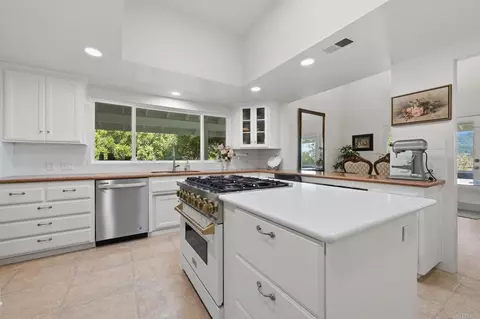 Kitchen - 3830 Lake Garden Dr, Fallbrook, CA 92028 photo 2 of 5