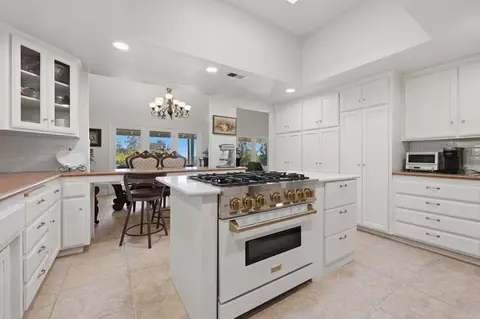 Kitchen - 3830 Lake Garden Dr, Fallbrook, CA 92028 photo 4 of 5