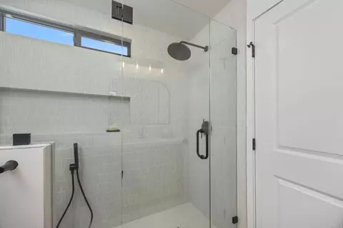 Bath - 2101 Grandview St, Oceanside, CA 92054 photo 2 of 5