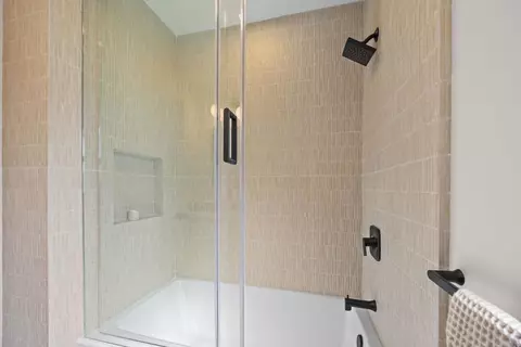 Bath - 2101 Grandview St, Oceanside, CA 92054 photo 4 of 5