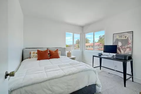 Bedroom - 2422 Summerhill Dr, Encinitas, CA 92024 photo 2 of 4
