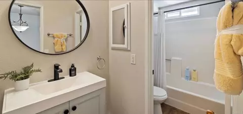 Bath - 2422 Summerhill Dr, Encinitas, CA 92024 photo 2 of 8