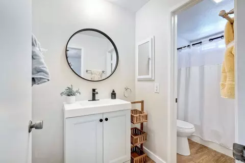 Bath - 2422 Summerhill Dr, Encinitas, CA 92024 photo 3 of 8