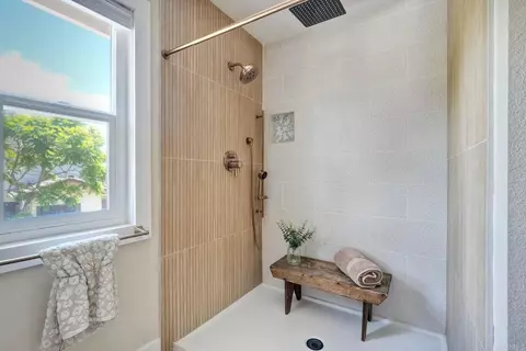 Bath - 2422 Summerhill Dr, Encinitas, CA 92024 photo 7 of 8