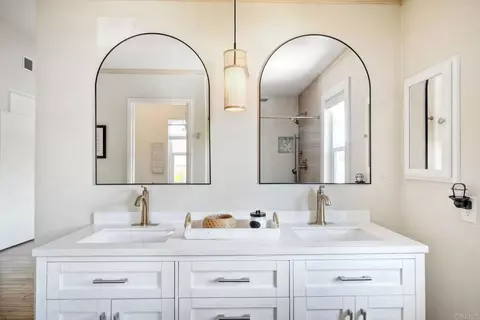 Bath - 2422 Summerhill Dr, Encinitas, CA 92024 photo 6 of 8