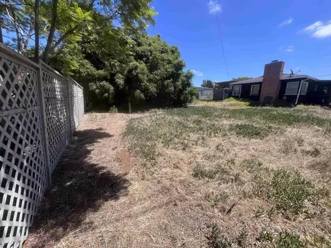 Exterior - 1501 Laurel Rd, Oceanside, CA 92054 photo 3 of 4