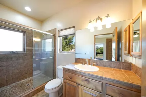 Bath - 285 Penn St, Ramona, CA 92065 photo 4 of 7