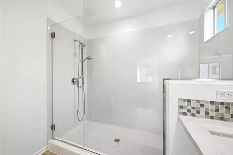 Bath - 1267 Via Candelas, Oceanside, CA 92056 photo 4 of 5