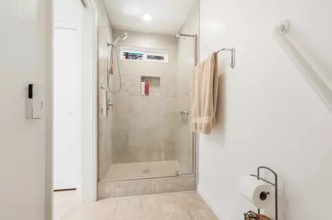 Bath - 2668 Sugarpine Ln, Fallbrook, CA 92028 photo 4 of 4