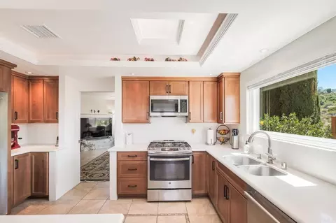Kitchen - 2668 Sugarpine Ln, Fallbrook, CA 92028 photo 3 of 6