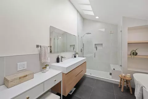 Bath - 2133 Cordero Rd, Del Mar, CA 92014 photo 1 of 2