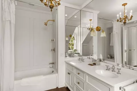 Bath - 7716 Lookout Dr, La Jolla, CA 92037 photo 2 of 3