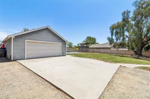 Exterior - 916 Sunset Dr, Vista, CA 92081 photo 7 of 15