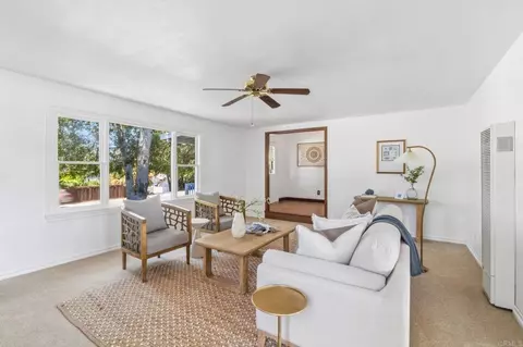 Living - 916 Sunset Dr, Vista, CA 92081 photo 2 of 4