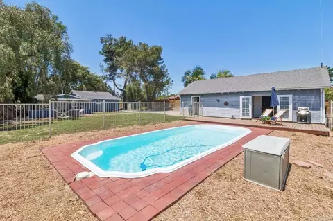 Exterior - 916 Sunset Dr, Vista, CA 92081 photo 10 of 15