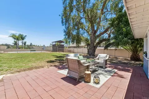 Exterior - 916 Sunset Dr, Vista, CA 92081 photo 5 of 15