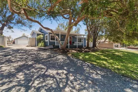 Exterior - 916 Sunset Dr, Vista, CA 92081 photo 2 of 15