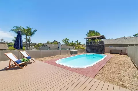 Exterior - 916 Sunset Dr, Vista, CA 92081 photo 11 of 15
