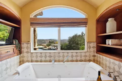 Bath - 2484 Dos Lomas, Fallbrook, CA 92028 photo 3 of 10