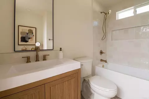 Bath - 1551 Burgundy Rd, Encinitas, CA 92024 photo 3 of 6