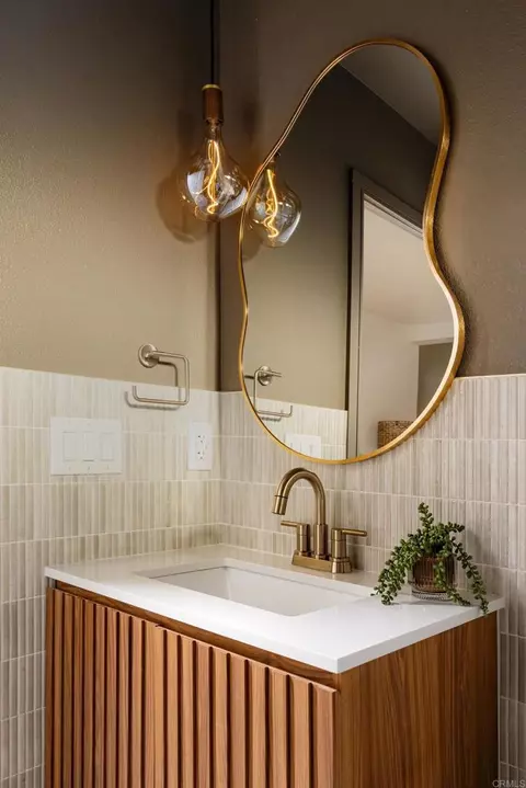 Bath - 1551 Burgundy Rd, Encinitas, CA 92024 photo 6 of 6