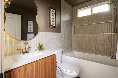 Bath - 1551 Burgundy Rd, Encinitas, CA 92024 photo 4 of 6