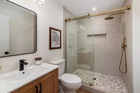 Bath - 1650 Silver Tree Ln, Escondido, CA 92026 photo 3 of 4