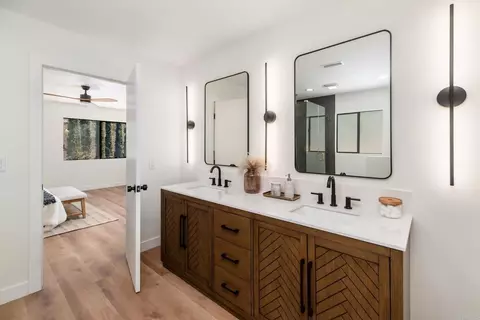 Bath - 1650 Silver Tree Ln, Escondido, CA 92026 photo 1 of 4