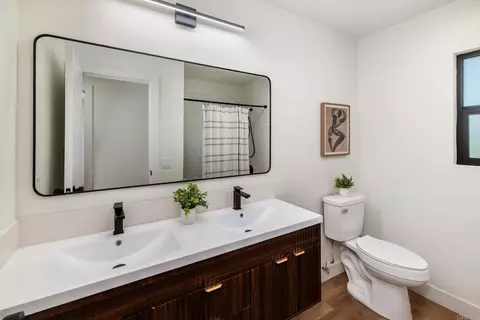 Bath - 1650 Silver Tree Ln, Escondido, CA 92026 photo 4 of 4