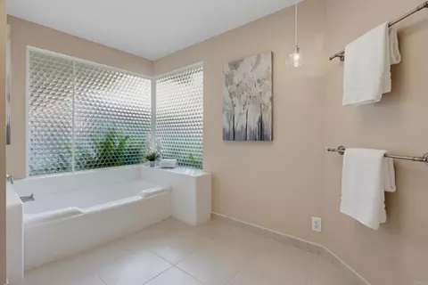 Bath - 3088 Skycrest Dr, Fallbrook, CA 92028 photo 3 of 7
