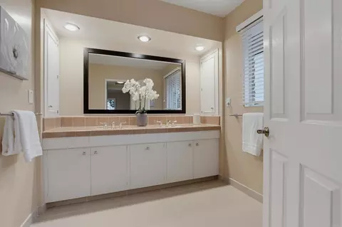 Bath - 3088 Skycrest Dr, Fallbrook, CA 92028 photo 6 of 7