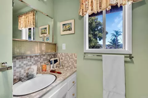 Bath - 604 Rudd Rd, Vista, CA 92084 photo 1 of 4