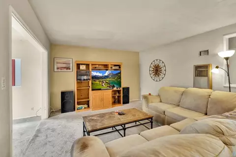 Living - 604 Rudd Rd, Vista, CA 92084 photo 2 of 3