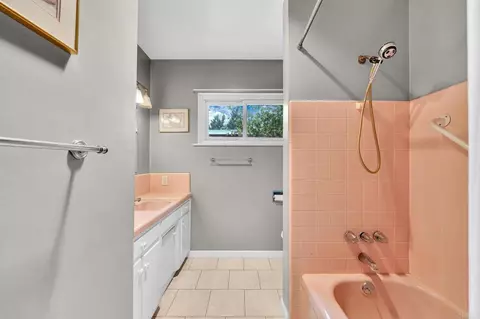 Bath - 604 Rudd Rd, Vista, CA 92084 photo 3 of 4
