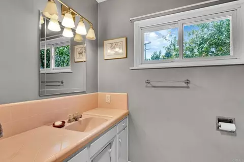 Bath - 604 Rudd Rd, Vista, CA 92084 photo 4 of 4